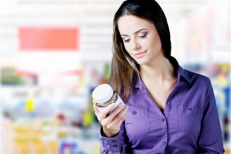 Młoda kobieta czytająca na banku w supermarkecie